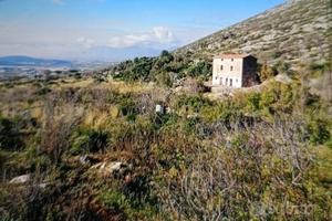 Casale di 110 mq con terreno mq 46.284