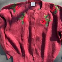 Maglia con bottoni in mohair con camicia di seta