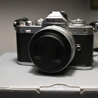 NIKON Z fc con obiettivo zoom Nikkor Z Dx 16-50mm