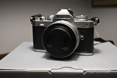 NIKON Z fc con obiettivo zoom Nikkor Z Dx 16-50mm
