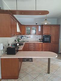 Cucina ad angolo con penisola