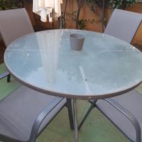cameretta, tavolo giardino , letti singoli 