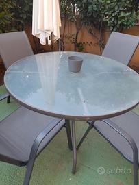 cameretta, tavolo giardino , letti singoli 