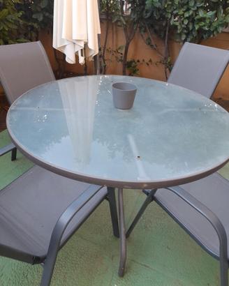 cameretta, tavolo giardino , letti singoli 