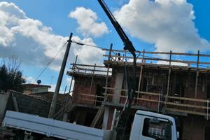 Camion gru cassone trilaterale