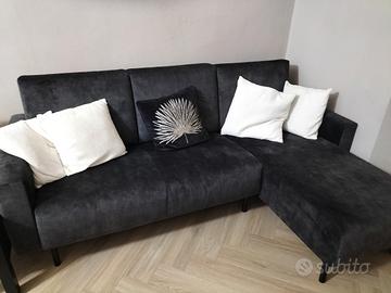 divano angolare con cuscini 