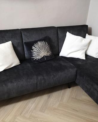 divano angolare con cuscini 