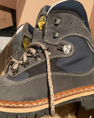 Scarponcini trekking montagna