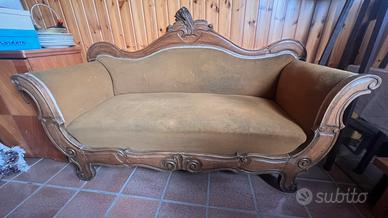 Divanetto con due sedie e credenza/buffet vetrata
