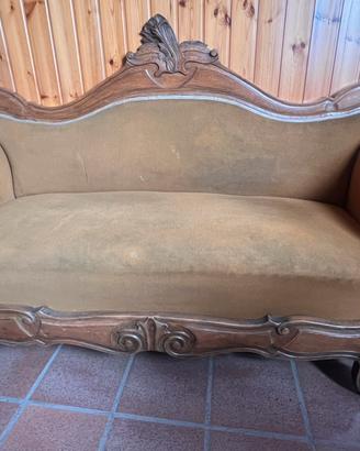Divanetto con due sedie e credenza/buffet vetrata