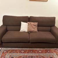divano 4 posti in tessuto marrone