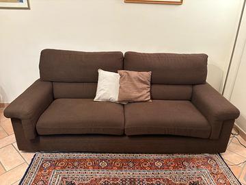 divano 4 posti in tessuto marrone