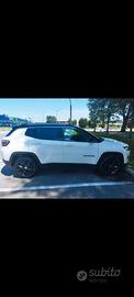 Jeep Compass bianca e nera, benzina, 1.4