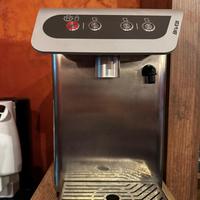 Erogatore acqua con bottiglie