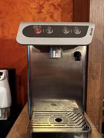 Erogatore acqua con bottiglie