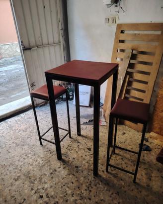 tavoli alti per aperitivo + tavoli con panche.