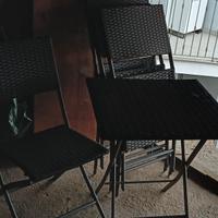 Tavolo e sedie da esterno