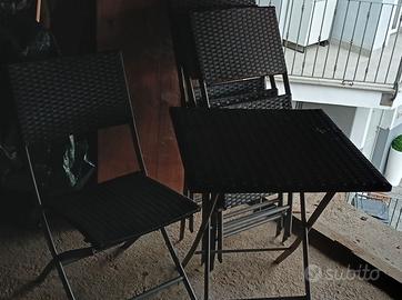 Tavolo e sedie da esterno