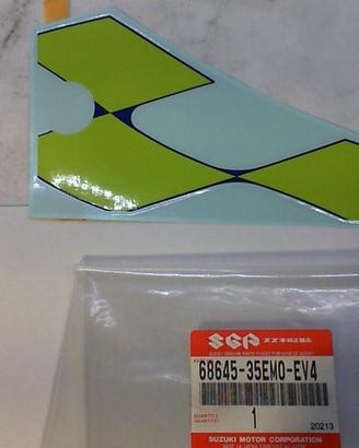 ADESIVO SUZUKI 68645-35EM0-EV4