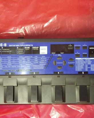 BOSS ME-8 pedaliera multieffetti per chitarra.