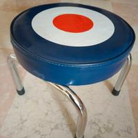 Uno sgabello vintage in skai