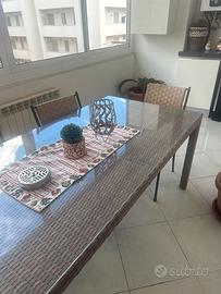 Tavolo e sedie da esterno