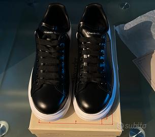 Scarpe nere con suola bianca