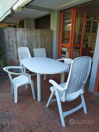 Tavolo e sedie da giardino