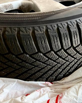 Set completo 4 gomme invernali Yokohama con cerhi