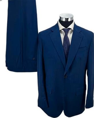 vestito completo uomo elegante 