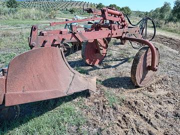 Aratro monovomero trainato