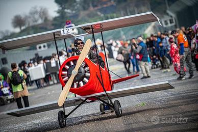 Carro allegorico biplano a pannelli fotovoltaici