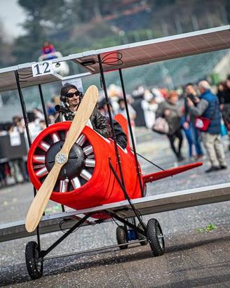 Carro allegorico biplano a pannelli fotovoltaici