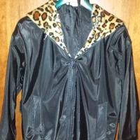 Giacca donna con cappuccio, taglia L, indossata un