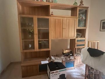 soggiorno con vetrina  color noce con snte verdi
