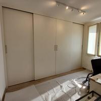 tamponatura con 4 ante scorrevoli sospese laccate