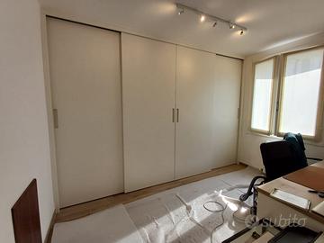 tamponatura con 4 ante scorrevoli sospese laccate