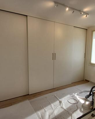 tamponatura con 4 ante scorrevoli sospese laccate