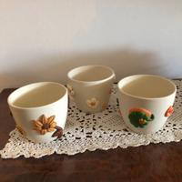 Vasi in ceramica con decorazioni in fimo