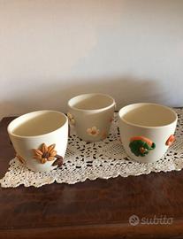 Vasi in ceramica con decorazioni in fimo