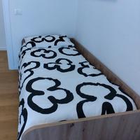 Letto singolo con parete laterale in legno