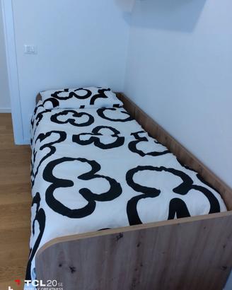 Letto singolo con parete laterale in legno
