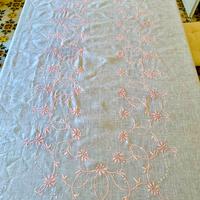 Tovaglia ricamata in garza di lino