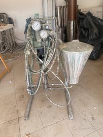 Pompa per verniciatura WAGNER con serbatoio