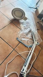 Lampada con lente ingrandimento