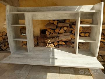 Scrivania sospesa a parete color cemento