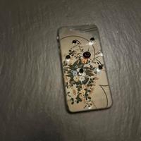 iPhone 8 plus con diversi accessori e ricambi