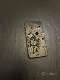 iPhone 8 plus con diversi accessori e ricambi