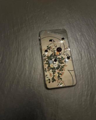 iPhone 8 plus con diversi accessori e ricambi