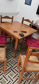 Tavolo  in legno piu’ 2 sedie
